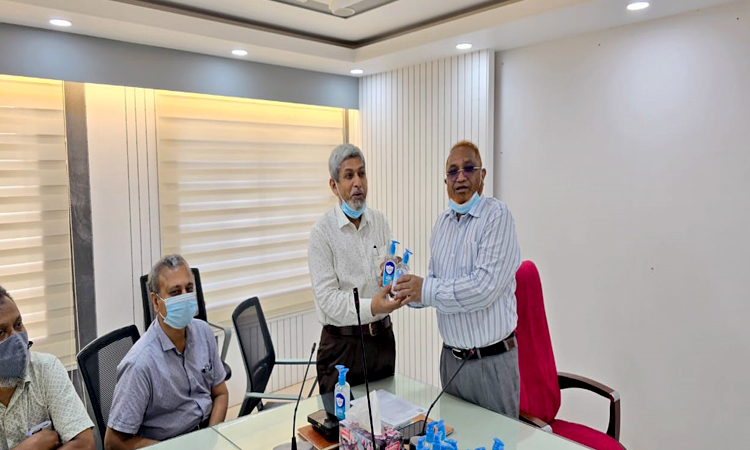 সিকৃবিতে করোনা ভাইরাস (কোভিড-১৯) প্রতিরোধে স্বাস্থ্য সুরক্ষা সামগ্রী বিতরণ