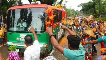 বৃষ্টিতে ভিজে ফুল ছিটিয়ে প্রধানমন্ত্রীকে স্বাগত জানালেন চা শ্রমিকরা