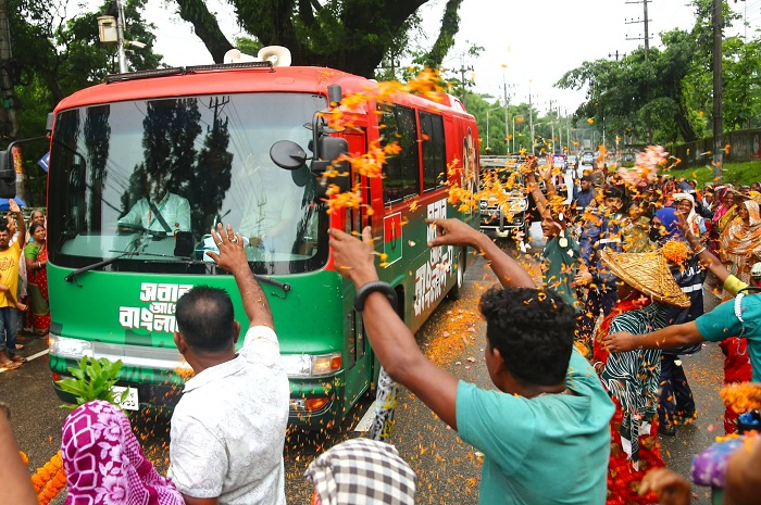 বৃষ্টিতে ভিজে ফুল ছিটিয়ে প্রধানমন্ত্রীকে স্বাগত জানালেন চা শ্রমিকরা