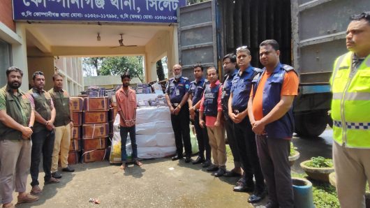 কাভার্ড ভ্যান ভর্তি জিরা-মেহেদী নিয়ে আটক-১