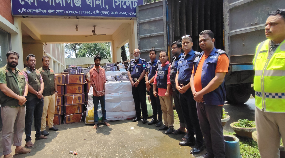 কাভার্ড ভ্যান ভর্তি জিরা-মেহেদী নিয়ে আটক-১