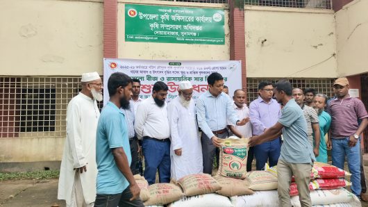 দোয়ারাবাজারে ক্ষুদ্র ও প্রান্তিক কৃষকদের মাঝে বিনামূল্যে বীজ ও সার বিতরণ