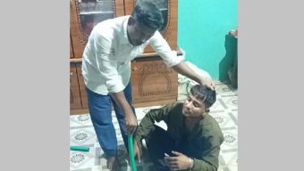 চোর সন্দেহে ফেসবুক লাইভে যুবককে মারধর ইউপি সদস্যের
