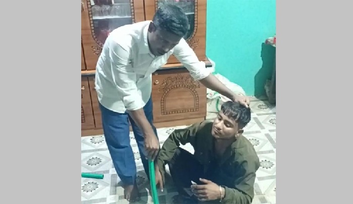 চোর সন্দেহে ফেসবুক লাইভে যুবককে মারধর ইউপি সদস্যের