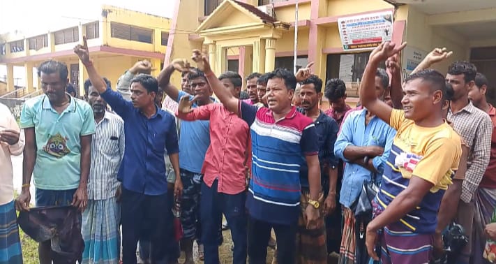 শাল্লায় তালিকায় স্বজন প্রীতি কৃষকদের প্রতিবাদ মিছিল