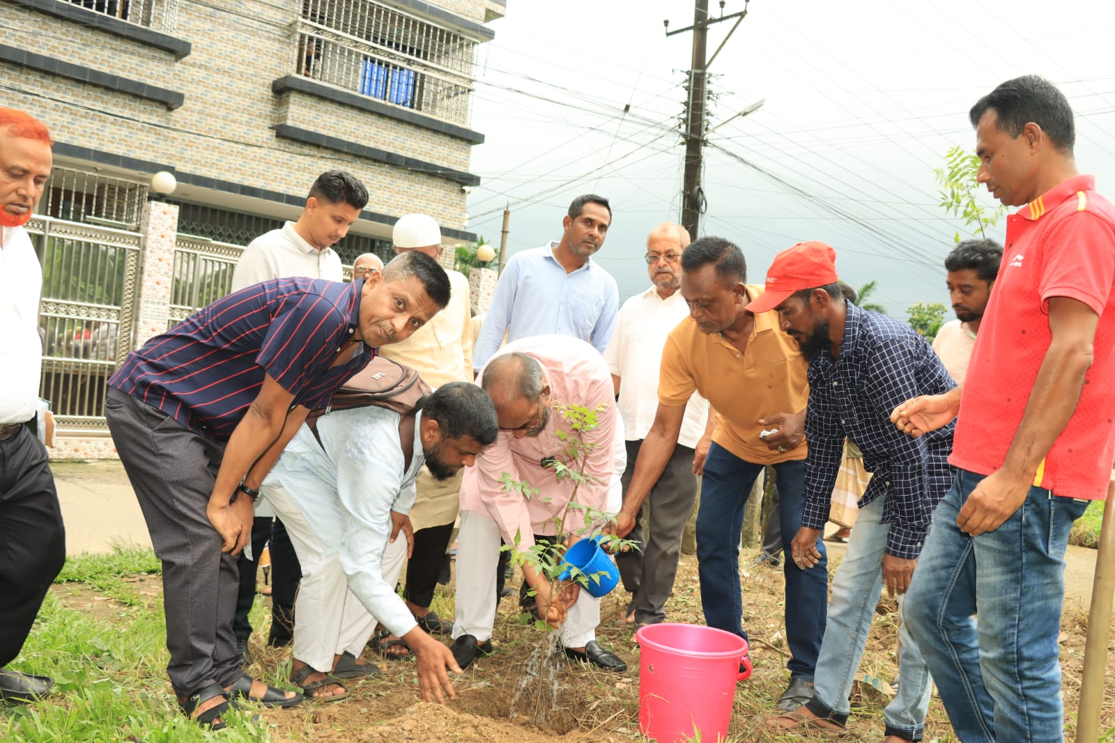 পাঠানপাড়ায় বৃক্ষরোপণ কর্মসূচি উদ্বোধনকালে সিসিক প্রশাসক  নাগরিক সমস্যার সমাধানে তাৎক্ষণিক ব্যবস্থা নেওয়া হবে