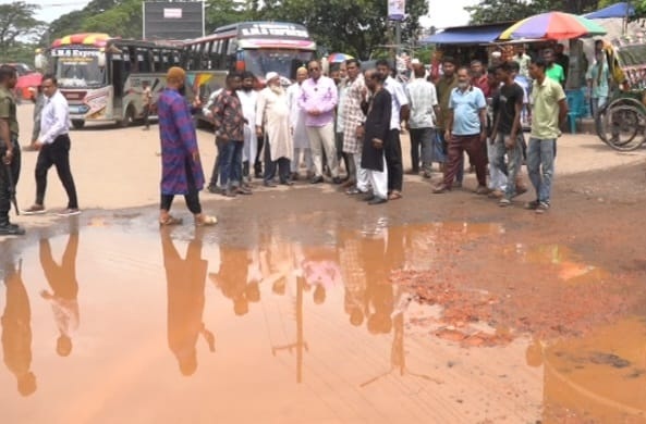 ভাঙাচোরা সড়ক নিয়ে সিসিক প্রশাসকের ক্ষোভ, দ্রুত সংস্কারের আহ্বান