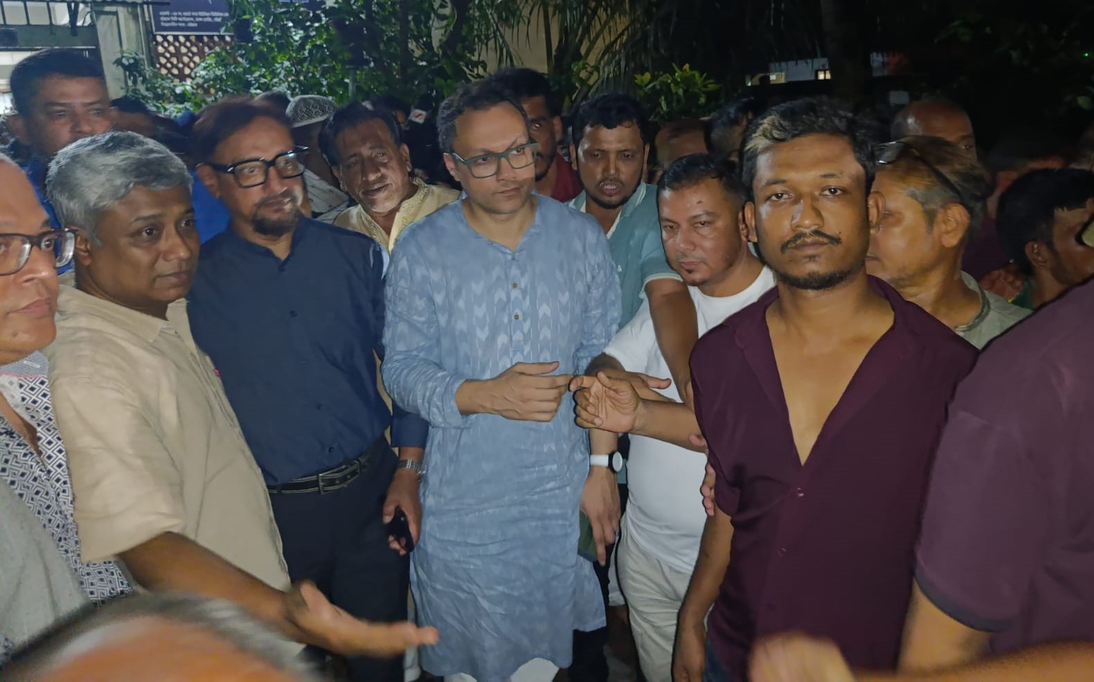 উত্তর আগ্রাবাদে পানিবন্দী ক্ষতিগ্রস্ত পরিবারের মাঝে ত্রাণ বিতরণ