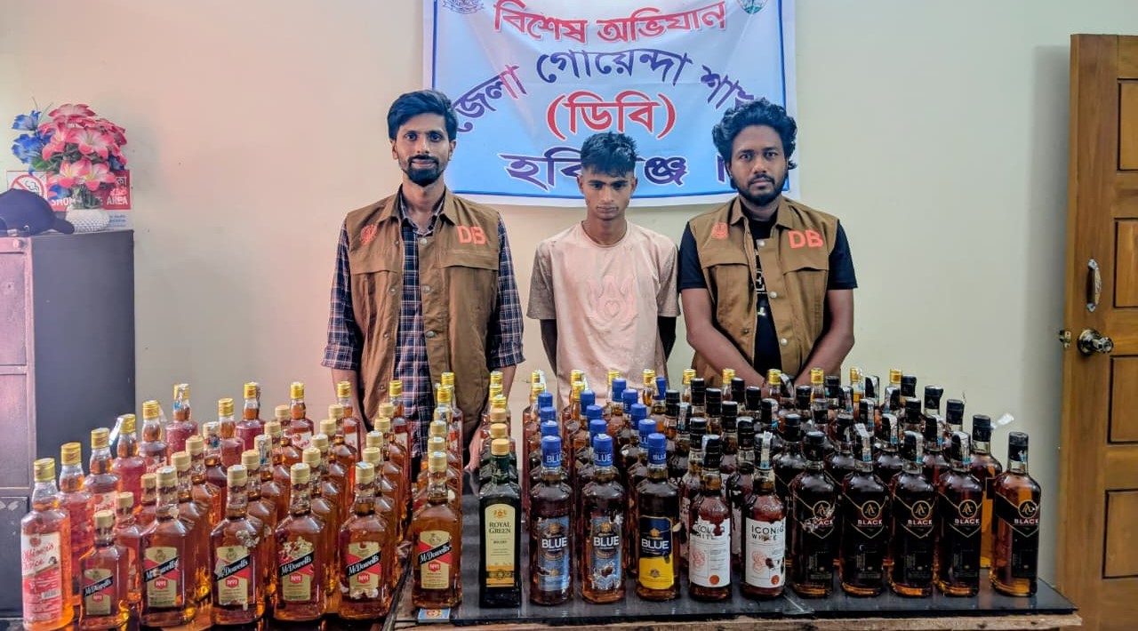 হবিগঞ্জে ডিবির অভিযানে ১০৫ বোতল বিদেশি মদসহ মিনি পিকআপ জব্দ, আটক ১