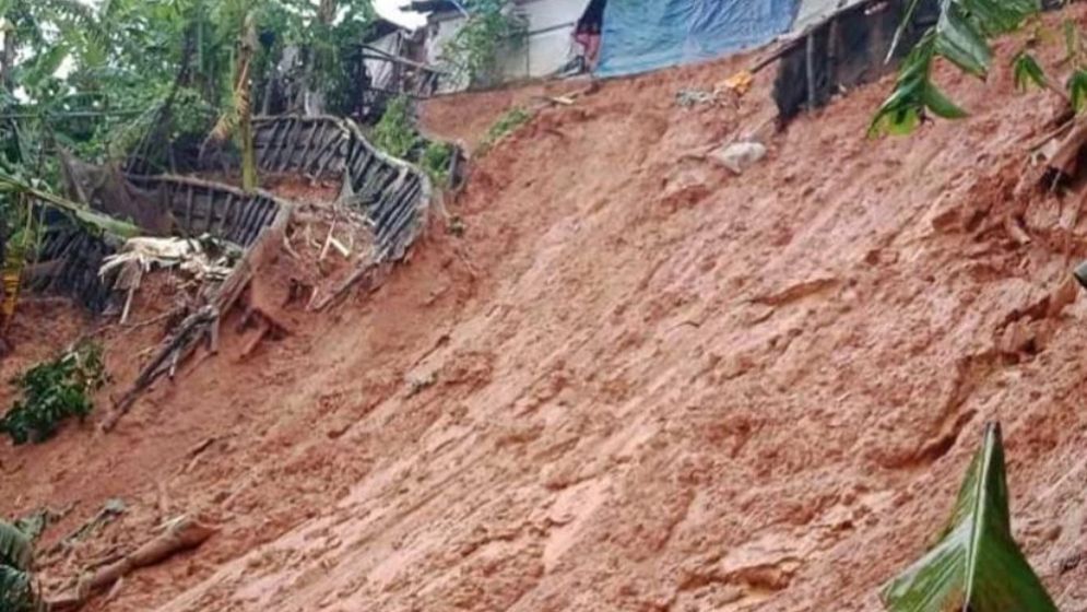 কক্সবাজারে পাহাড়ধসে নিহত ১১