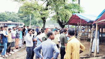 অস্থায়ী পশু হাট চিকনাগুলে প্রশাসনের উচ্ছেদ অভিযান