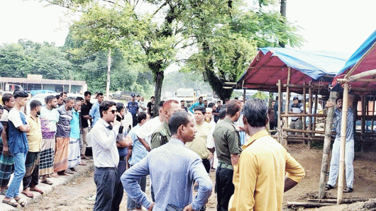 অস্থায়ী পশু হাট চিকনাগুলে প্রশাসনের উচ্ছেদ অভিযান