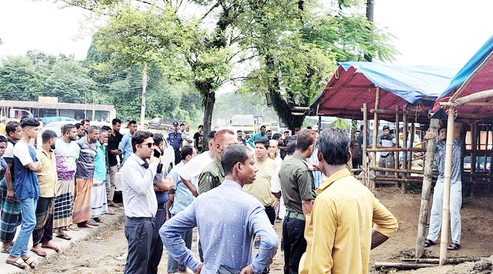 অস্থায়ী পশু হাট চিকনাগুলে প্রশাসনের উচ্ছেদ অভিযান