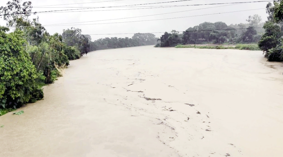 উজানের ঢলে বাড়ছে নদ-নদীর পানি
