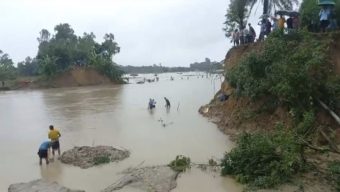 অবৈধ বালু উত্তোলনে ভাঙছে খোয়াই নদী