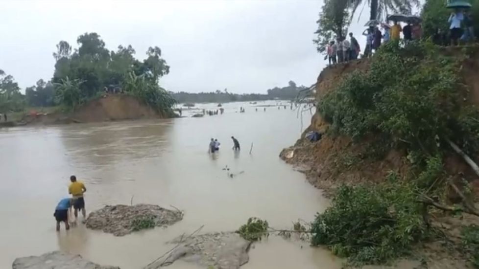 অবৈধ বালু উত্তোলনে ভাঙছে খোয়াই নদী