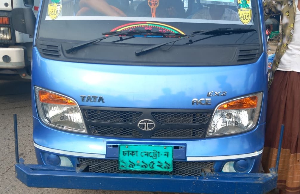 ভারতীয় সুপারি বোঝাই ট্রাক আটক, ছেড়ে দেওয়ায় স্থানীয়দের প্রশ্ন —চোরাচালানের মালামাল ছিল দাবি