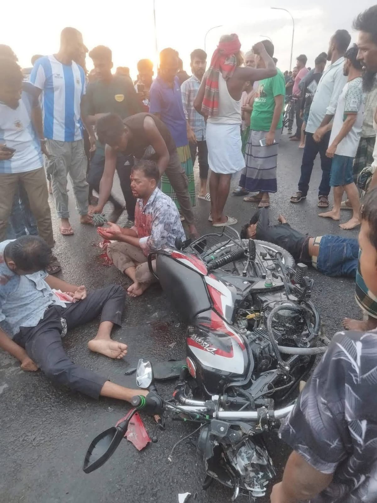 হবিগঞ্জের আজমিরীগঞ্জে তিন মোটরসাইকেলের মুখোমুখি সংঘর্ষে নিহত ৩, গুরুতর আহত ২