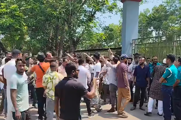 ফ্যামিলি কার্ড শুমারির নিয়োগ নিয়ে দক্ষিণ সুরমার ইউএনও কার্যালয়ে তালা দিল যুবদলু-ছাত্রদল