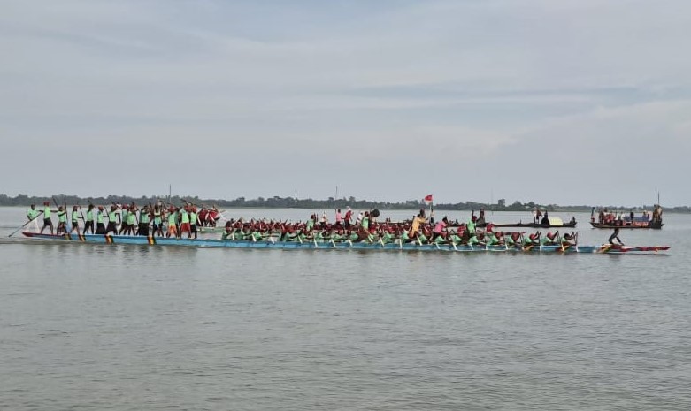 শাল্লায় বর্ণিল আয়োজনে ঐতিহ্যবাহী বিশাল নৌকা বাইচ অনুষ্ঠিত