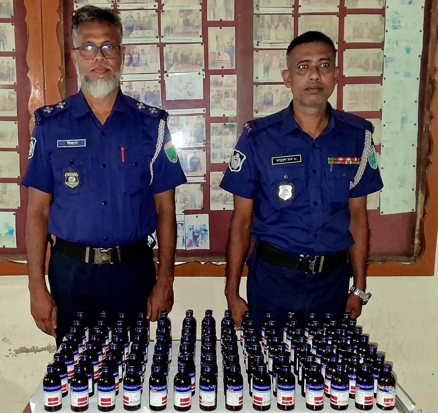 সিলেটের জকিগঞ্জ থানা পুলিশের অভিযানে মাদকদ্রব্য ভারতীয় আমদানি নিষিদ্ধ ১০০ বোতল ESkuf Syrup উদ্ধার।