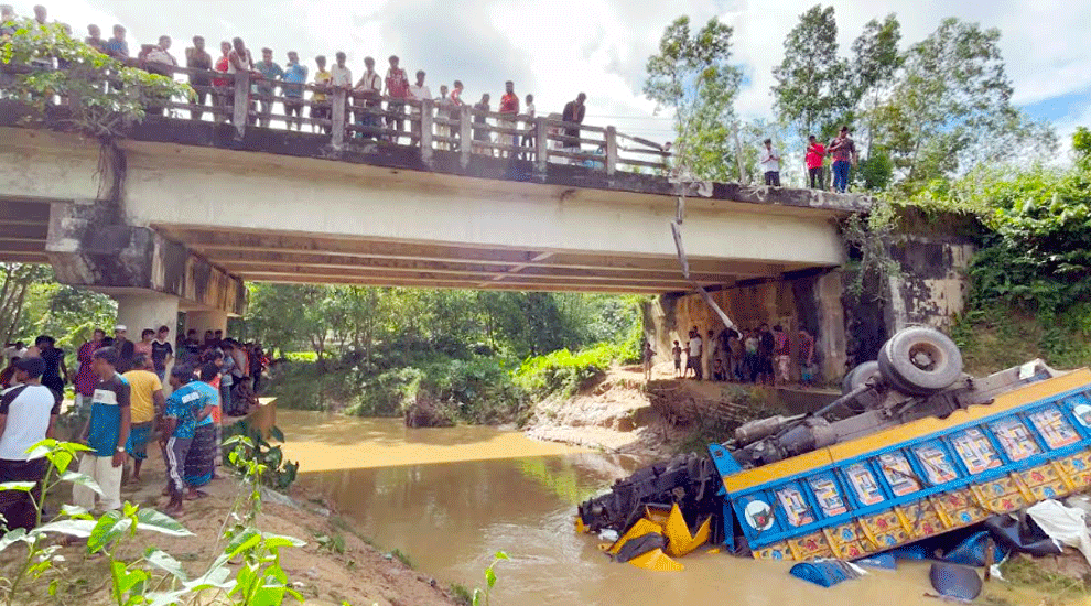 রাজনগরে ব্রিজের রেলিং ভেঙে তেলবাহী ট্রাক ছড়ায় নিহত-১