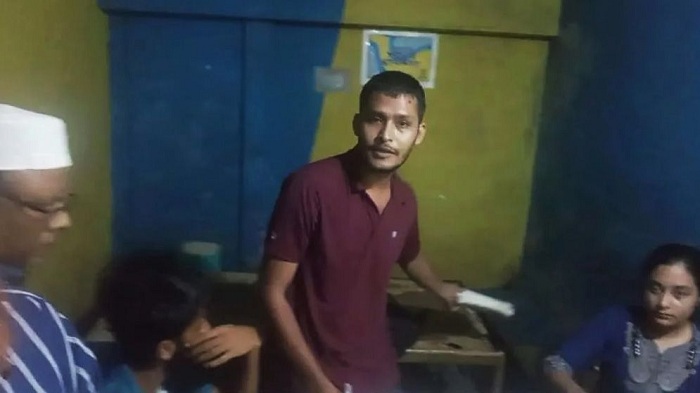 পরীক্ষা নিয়ন্ত্রক অধ্যাপক বিলকিস ইয়াসমিনের অভিযান:চায়ের টং দোকান থেকে এক বস্তা উত্তরপত্র জব্দ