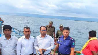টাঙ্গুয়ার হাওরে পরিবেশ অধিদপ্তরের মোবাইল কোর্ট: ৮ নৌকাকে জরিমানা