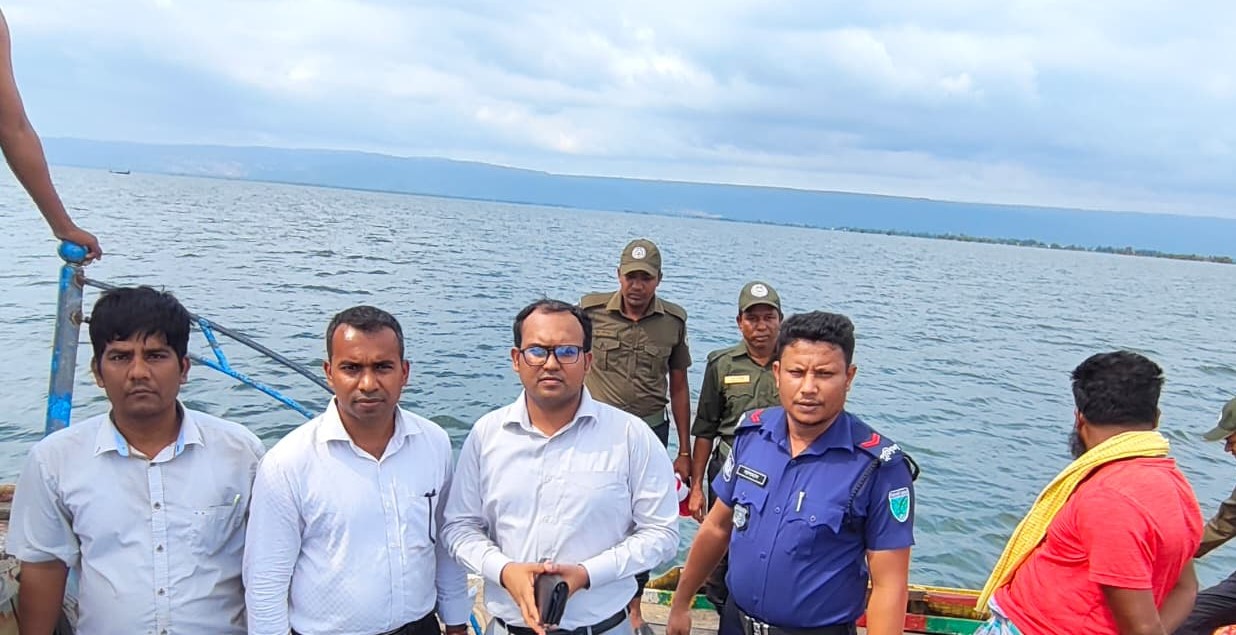 টাঙ্গুয়ার হাওরে পরিবেশ অধিদপ্তরের মোবাইল কোর্ট: ৮ নৌকাকে জরিমানা