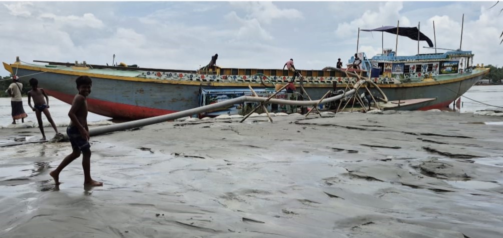 নদীভাঙনের ক্ষত শুকায়নি, শাল্লায় চলছে বালু উত্তোলন: চরম ক্ষোভে এলাকাবাসী