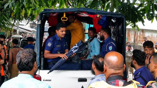 ইজারার শর্ত লঙ্ঘনের অভিযোগে গোয়াইনঘাটে অভিযান: ৩ বালুবাহী নৌকা ডুবিয়ে দিল প্রশাসন, আটক ৮!