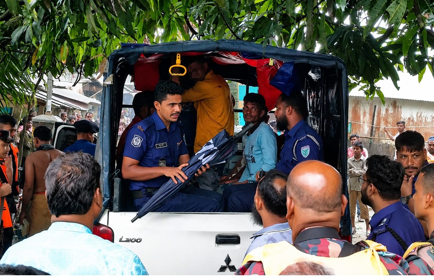 ইজারার শর্ত লঙ্ঘনের অভিযোগে গোয়াইনঘাটে অভিযান: ৩ বালুবাহী নৌকা ডুবিয়ে দিল প্রশাসন, আটক ৮!