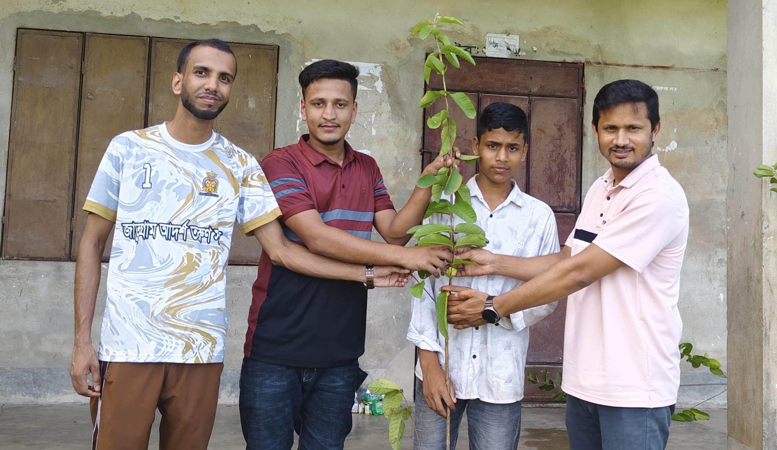 আলোকিত গোয়াইনঘাট সদর ইউনিয়ন যুব ফোরামের উদ্যোগে গাছের চারা বিতরণ