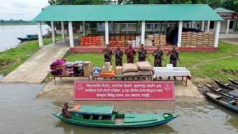 সীমান্তে সোয়া ২ কোটি টাকার মালামাল আটক