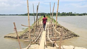 জনপ্রতিনিধিরা পারেননি, ব্যবসায়ীরা পারলেন—বাঁশের সেতুতে ফিরল যোগাযোগ