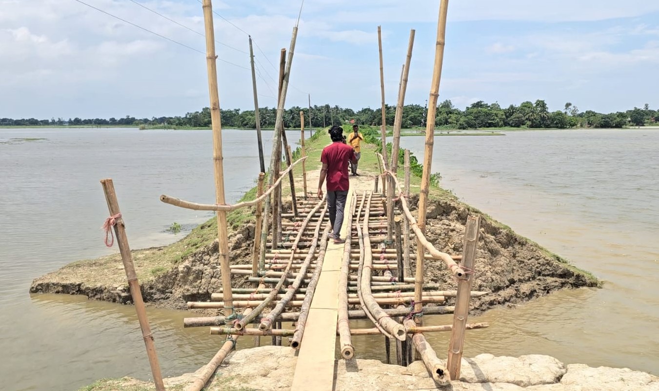 জনপ্রতিনিধিরা পারেননি, ব্যবসায়ীরা পারলেন—বাঁশের সেতুতে ফিরল যোগাযোগ