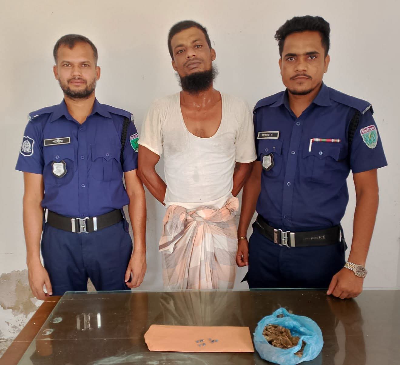 মুদি দোকানের আড়ালে মাদকের ব্যবসা, কানাইঘাটে ইয়াবা-গাঁজাসহ দোকানি গ্রেপ্তার