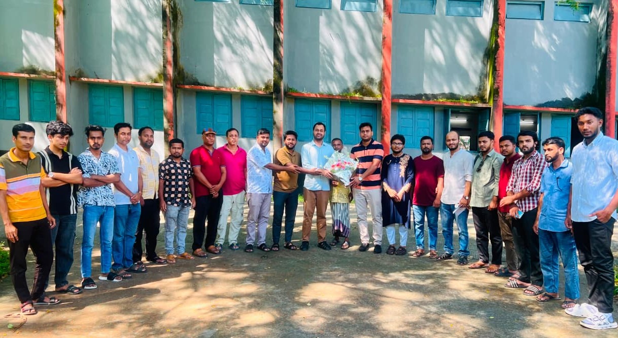 নবগঠিত মুরারিচাঁদ কলেজ বেসরকারি কর্মচারী পরিষদকে ফুল দিয়ে শুভেচ্ছা জানাল এমসি কলেজ ছাত্রদল
