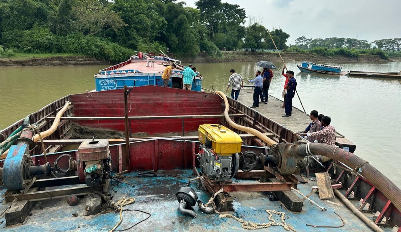 অবৈধ বালু উত্তোলনে গোয়াইনঘাটে কঠোর অভিযান ৮ ড্রেজার অকেজো, ডুবিয়ে দেওয়া হলো ১ স্টিলবডি নৌযান!