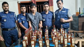 চারখাইয়ে মাদকের বিরুদ্ধে এসআই হোসেনের কঠোর অভিযান  যাত্রীবাহী বাসে তল্লাশি চালিয়ে ৩৫ বোতল ভারতীয় মদসহ আটক ১