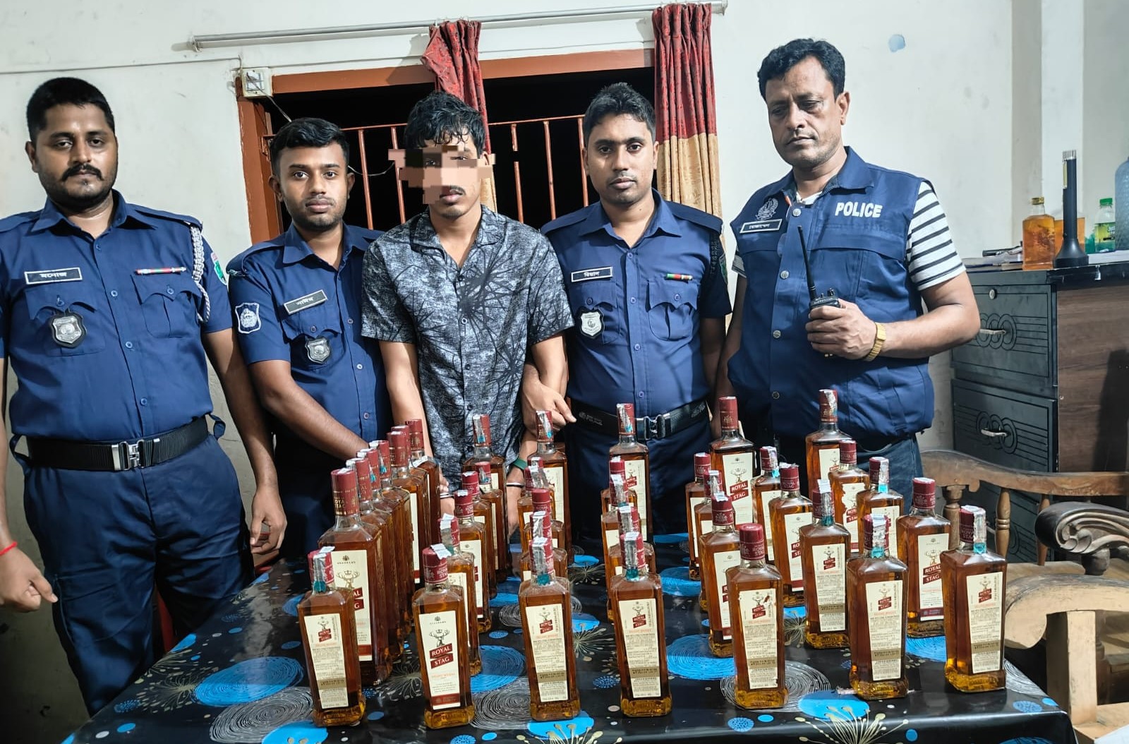 চারখাইয়ে মাদকের বিরুদ্ধে এসআই হোসেনের কঠোর অভিযান  যাত্রীবাহী বাসে তল্লাশি চালিয়ে ৩৫ বোতল ভারতীয় মদসহ আটক ১