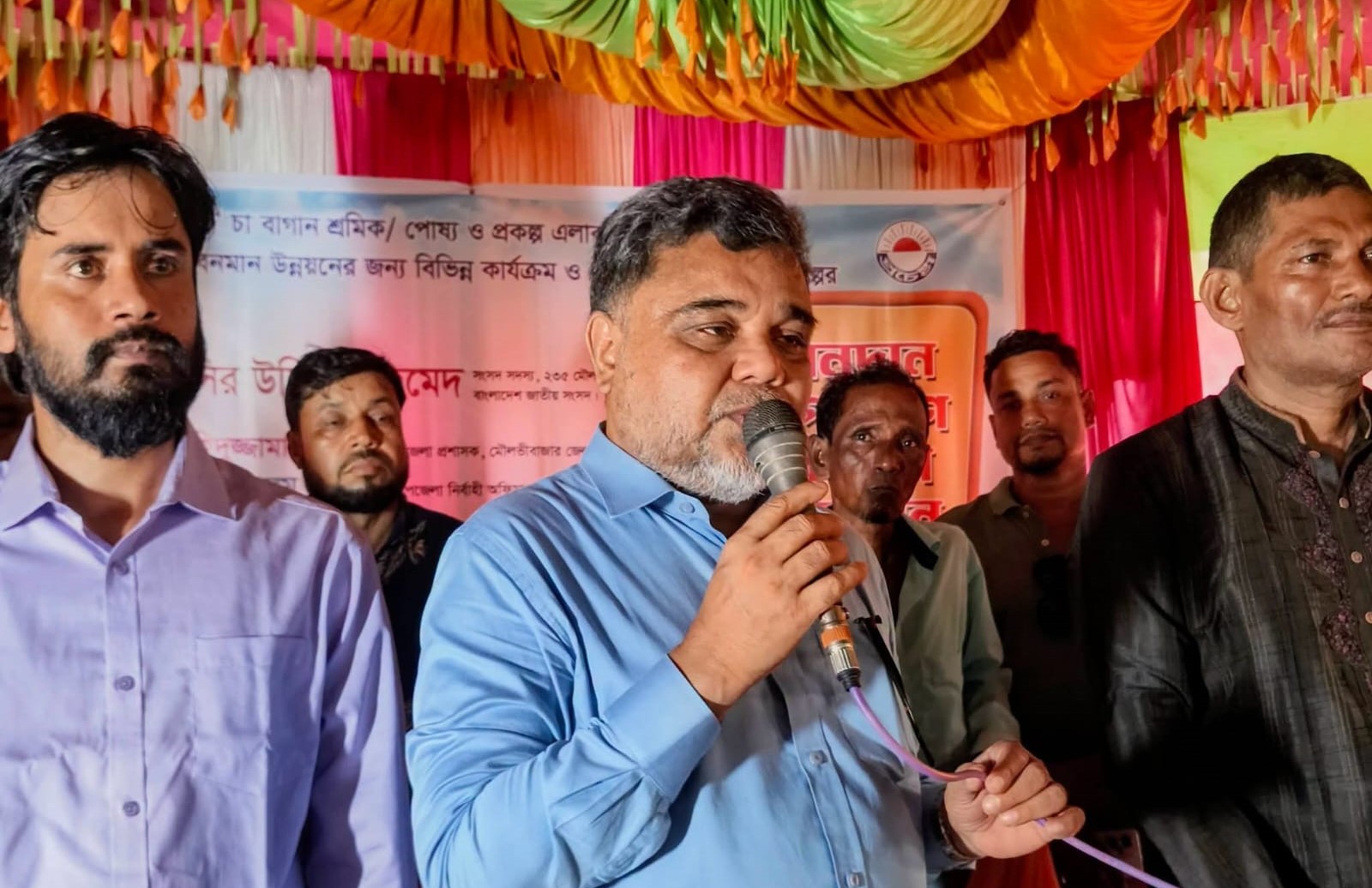 বড়লেখায় চা বাগান শ্রমিক ও অসচ্ছল পরিবারের মাঝে অনুদান-উপকরণ বিতরণ