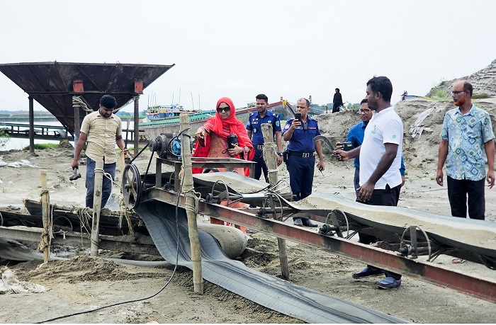 ইসিএ এলাকায় অভিযান, ধ্বংস ১০ ড্রেজার ও ৬ এক্সকেভেটর