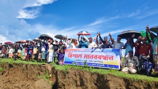 অবৈধভাবে বালু উত্তোলন বন্ধে ও ফসলি জমি রক্ষায় গোয়াইনঘাটে দুই গ্রামবাসীর মানববন্ধন