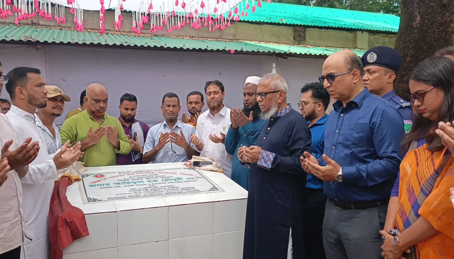 ৬-তলা একাডেমিক ভবন ভিত্তিপ্রস্তর স্থাপন ও  সুবিধা ভোগিদের মধ্যে বিভিন্ন সামগ্রী বিতরণ করেন  আরিফুল হক চৌধুরী, এম.পি.