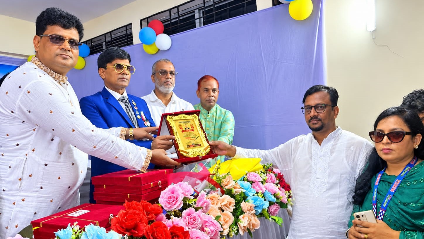 দৈনিক মাতৃজগতের ২৩তম প্রতিষ্ঠাবার্ষিকীতে সম্মাননা স্মারক পেলেন সাংবাদিক ফয়ছল কাদির