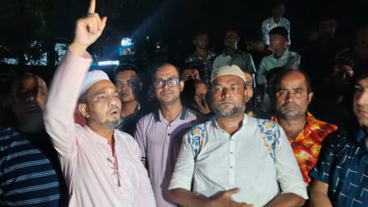 জৈন্তাপুরে স্বেচ্ছাসেবক দল নেতার উপর বিজিবি’র দায়ের করা মিথ্যা মামলা প্রত্যাহারের দাবী জানিয়ে রাস্তা অবরোধ