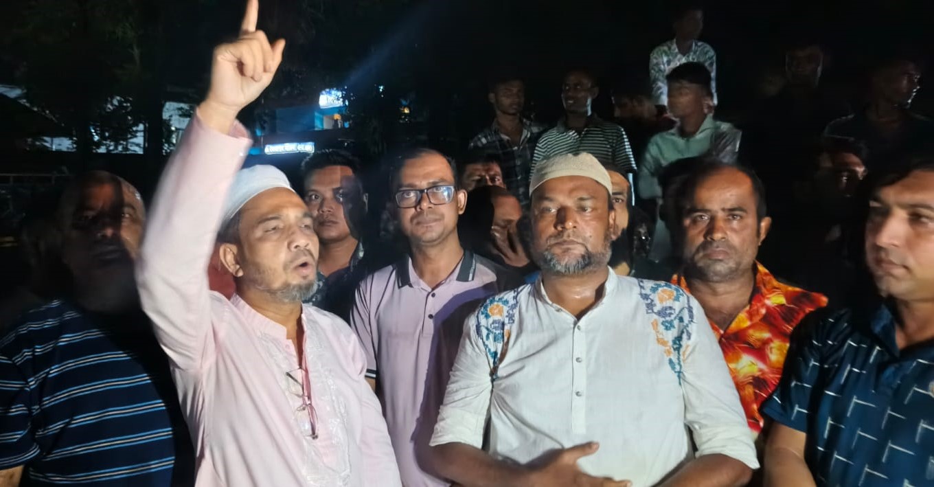 জৈন্তাপুরে স্বেচ্ছাসেবক দল নেতার উপর বিজিবি’র দায়ের করা মিথ্যা মামলা প্রত্যাহারের দাবী জানিয়ে রাস্তা অবরোধ