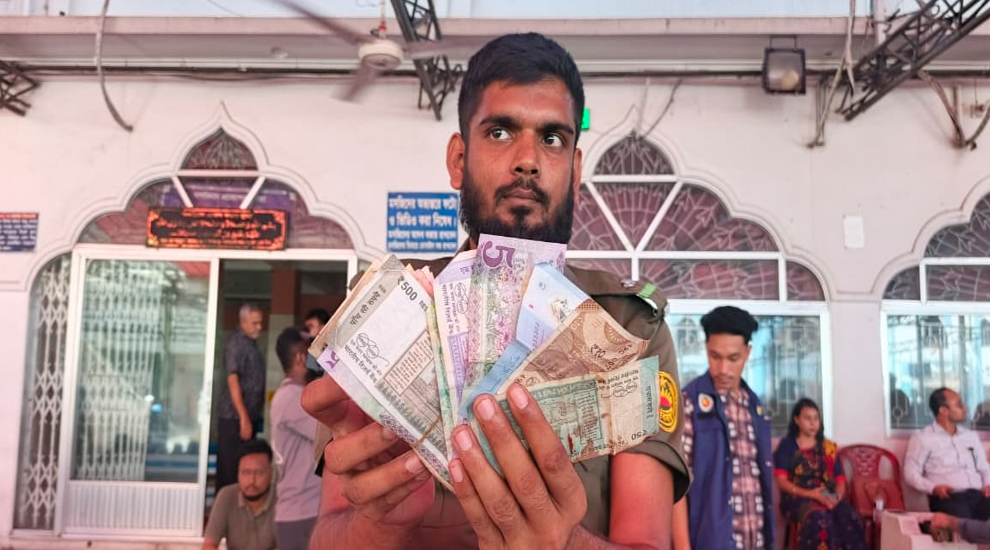 শাহজালাল মাজারে এবার পাওয়া গেল ৮৮ লাখ ৯২ হাজার ৯৬৮ টাকা স্বর্ণ ডলার-পাউন্ডসহ ১৫ দেশের বৈদেশিক মুদ্রা