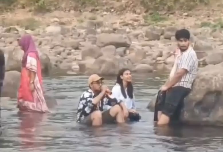 উৎমা চরায় পর্যটনের আড়ালে মাদকের ছড়াছড়ি তরুণ-তরুণীদের প্রকাশ্যে মাদক সেবনের অভিযোগ, উদ্বিগ্ন স্থানীয়রা